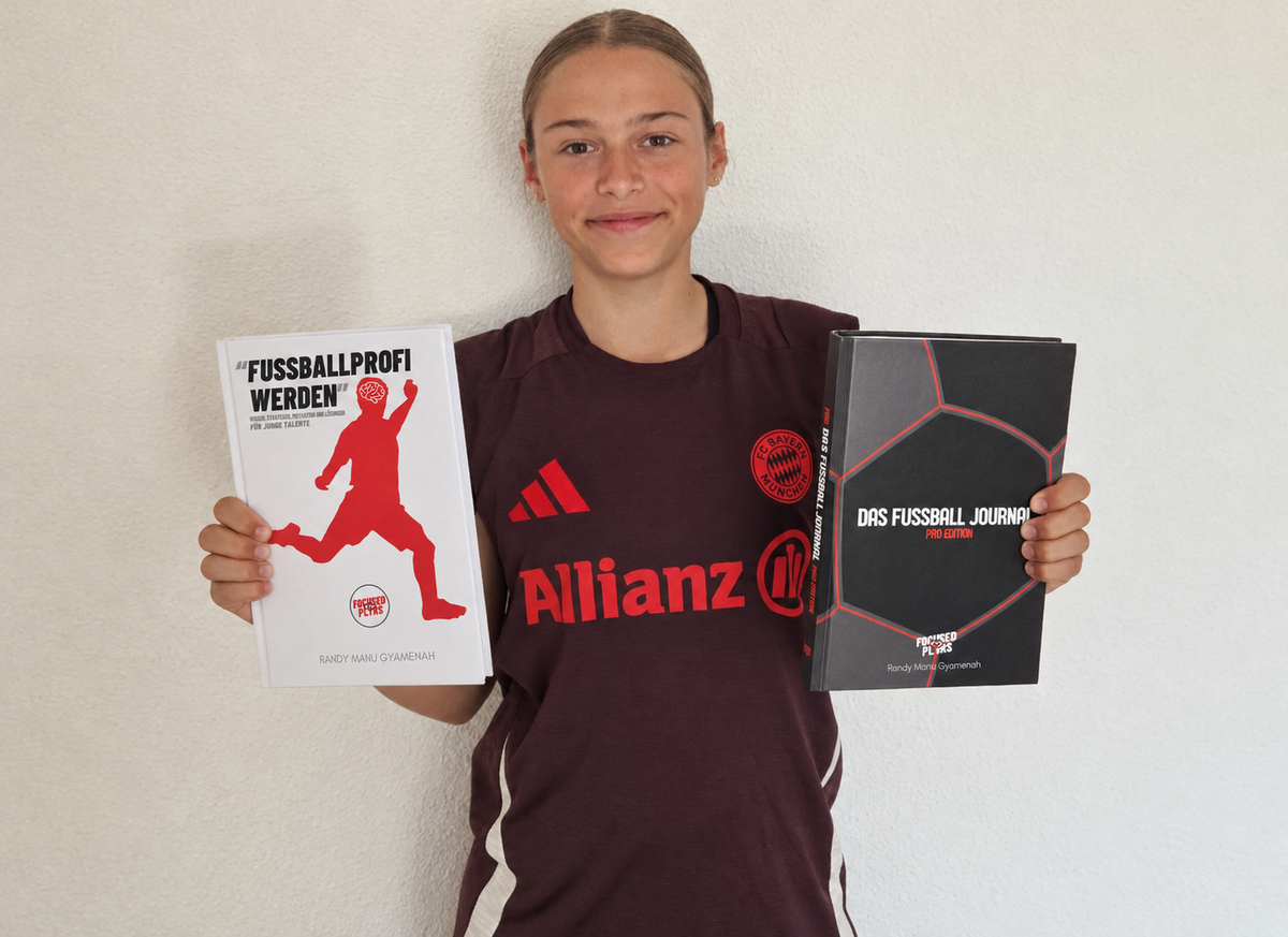 Spielerin aus der Focused Plyrs Community mit Fußballbüchern